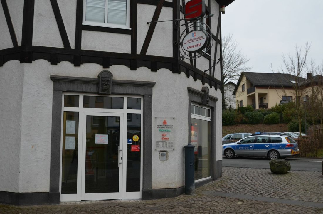Die Sparkassen-Filiale in Ulmen nach dem Überfall. Foto: Thielen