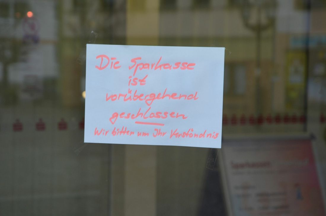 Die Sparkasse war vorerst nicht mehr zu betreten. Foto: Thielen