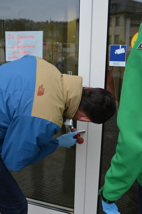 Die Spurensicherung sichert Fingerabdrücke. Foto: Thielen