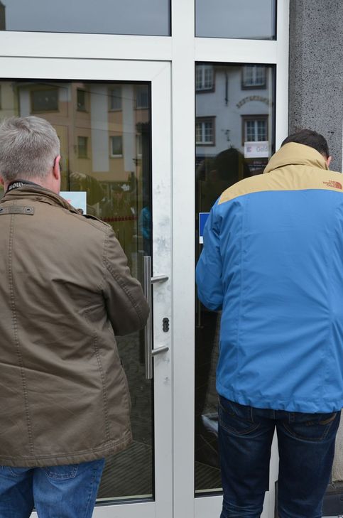 Die Spurensicherung sichert Fingerabdrücke. Foto: Thielen
