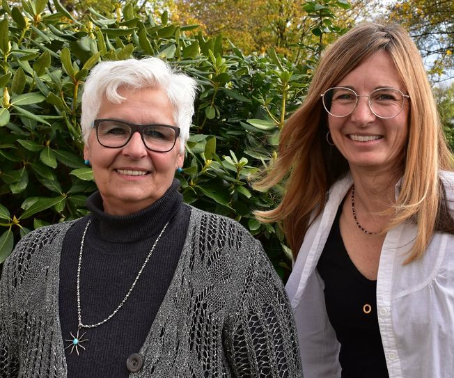 Ute Bauer (li.) und Corinne Rasky freuen sich, künftig das Hilfe-Helfer-Netzwerk für den Bereich Simmerath, Monschau und Roetgen zu pflegen und auszubauen. Foto: Niemi/GenoEifel