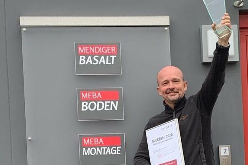 Rainer Krings, Geschäftsführer "Mendiger Basalt" mit der Auszeichnung.