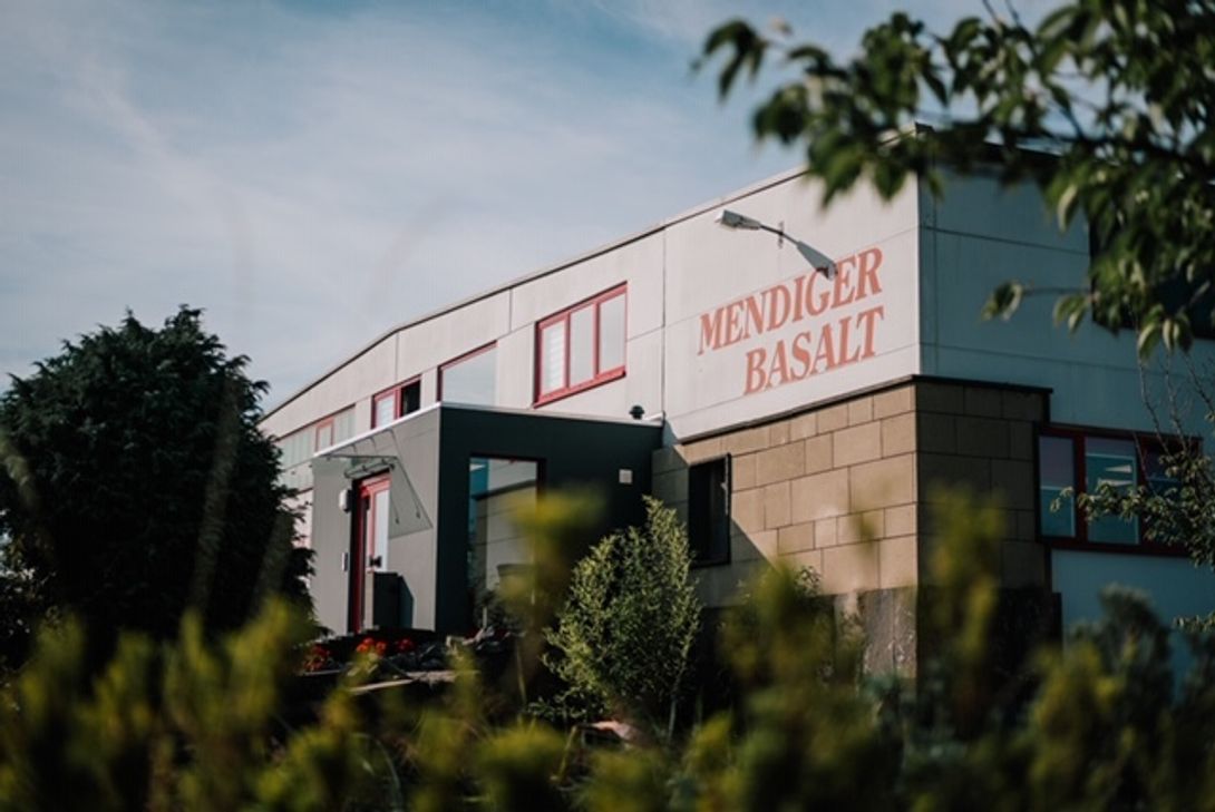 Das Unternehmen ist Ansprechpartner für die Lieferung von Natursteinen aus der Eifel.