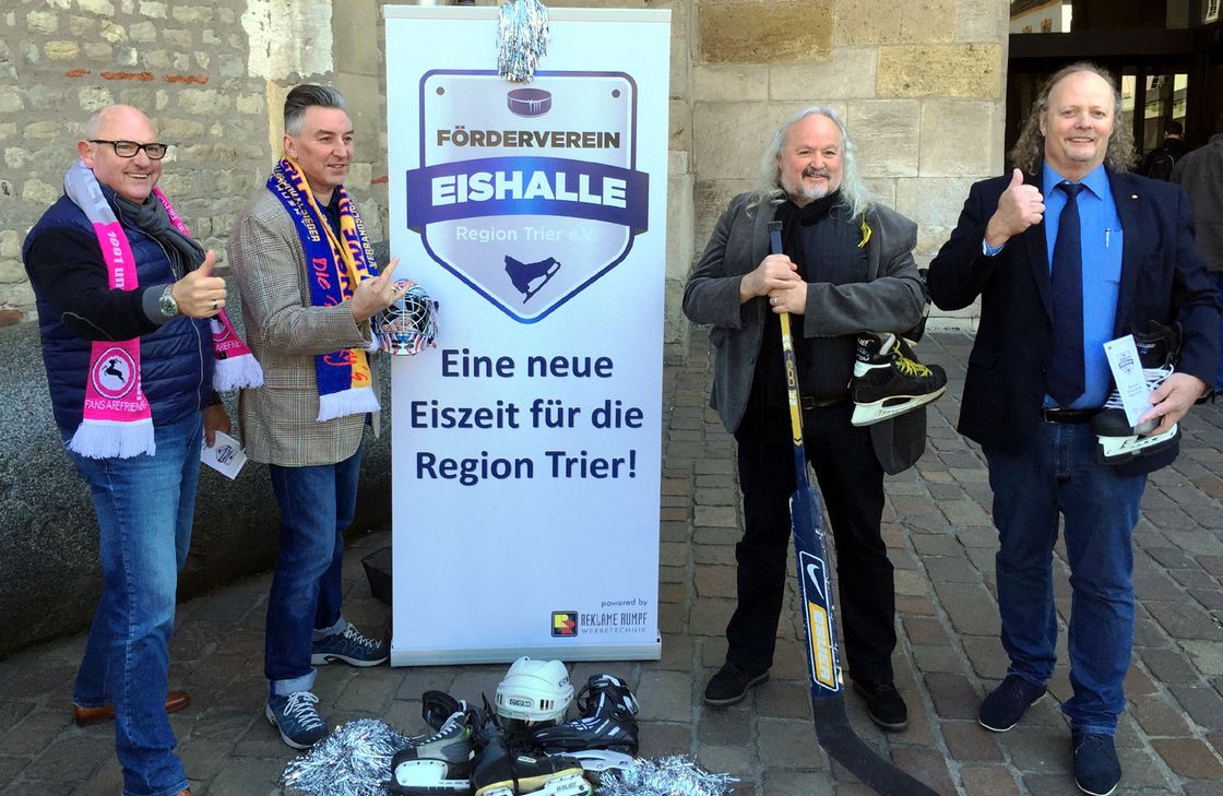 Auch Startenor Thomas Kiessling (2 .v. l.) und Helmut Leiendecker (2. v. r.), Leadsänger der Leiendecker Bloas, unterstützen die Idee einer neuen Eishalle. Auf der Hexennacht-Party stellen die Initiatoren Bert Klockner (l.) und Stefan Berenz (r.) ihre Ideen vor. Foto: FF