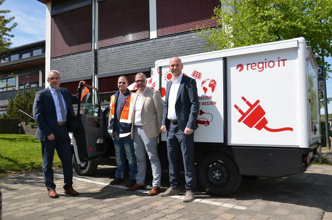 Jürgen Kouhl (regio IT) übergibt den neuen »Stromer« an die Gemeinde Roetgen (v.r.): Bürgermeister Jorma Klauss, Bauamtsleiter Dirk Meyer und Dirk Marciniak vom gemeindlichen Bauhof.