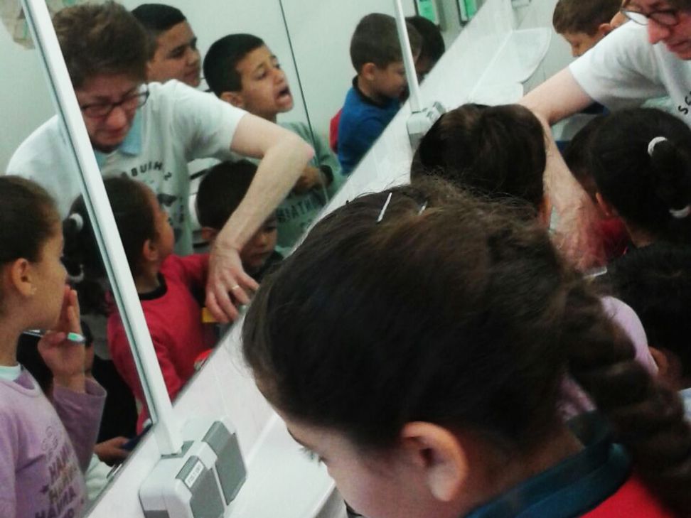 Kinder in der Notunterkunft lernten alles über die richtige Mundhygiene - inklusive praktischer Übungen. Foto: DRK