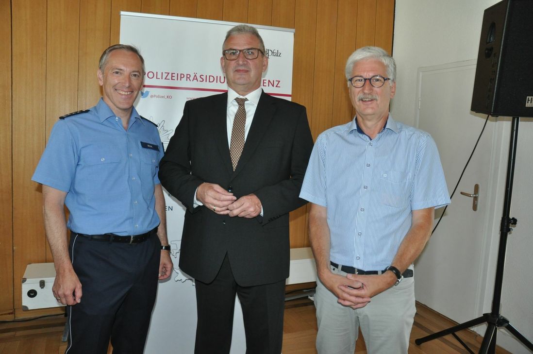 Stabwechsel bei der Polizeiinspektion Mayen: Polizeipräsident Karlheinz Maron (Mitte) verabschiedete Joachim Brandscheidt (rechts), der fast 16 Jahre Leiter der Dienststelle der Polizei war, und führte Lothar Rink (links) als Nachfolger offiziell in das Amt ein.