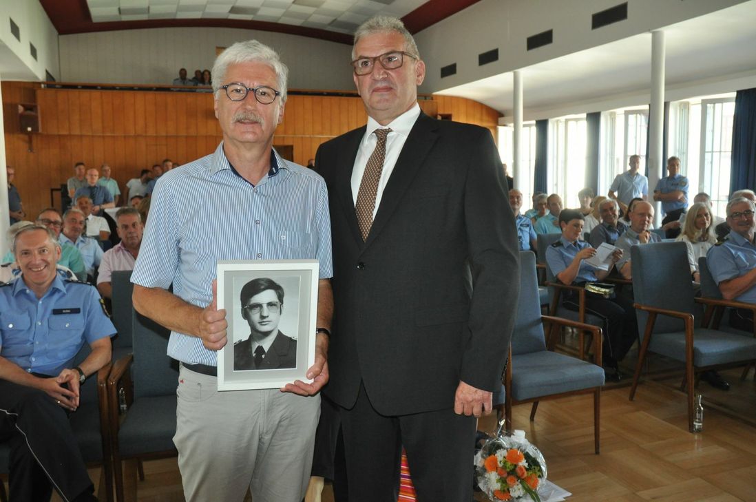 Zum Abschied gab es für Brandscheidt das Foto seines ersten Dienstausweises.