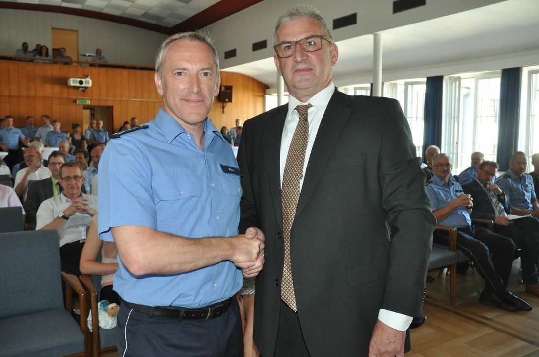 Ein Händedruck vom Polizeipräsidenten für den neuen Dienststellenleiter.
