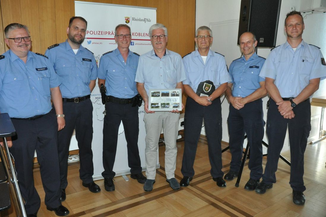 Ein kleines Abschiedsgeschenk für Brandscheidt von seinen - jetzt ehemaligen - Kollegen.