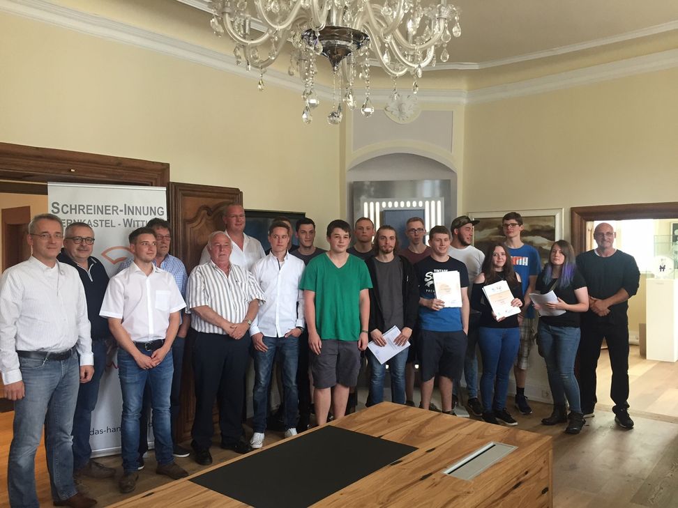 Die neuen Schreinerinnen und Schreiner und der Prüfungsausschuss der Innung bei der Bekanntgabe der Ergebnisse am 30. Juni.