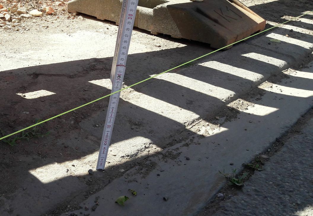 Eine Messung ergibt: 18 cm tief ist die Straße abgesackt. Foto: Presseamt Trier