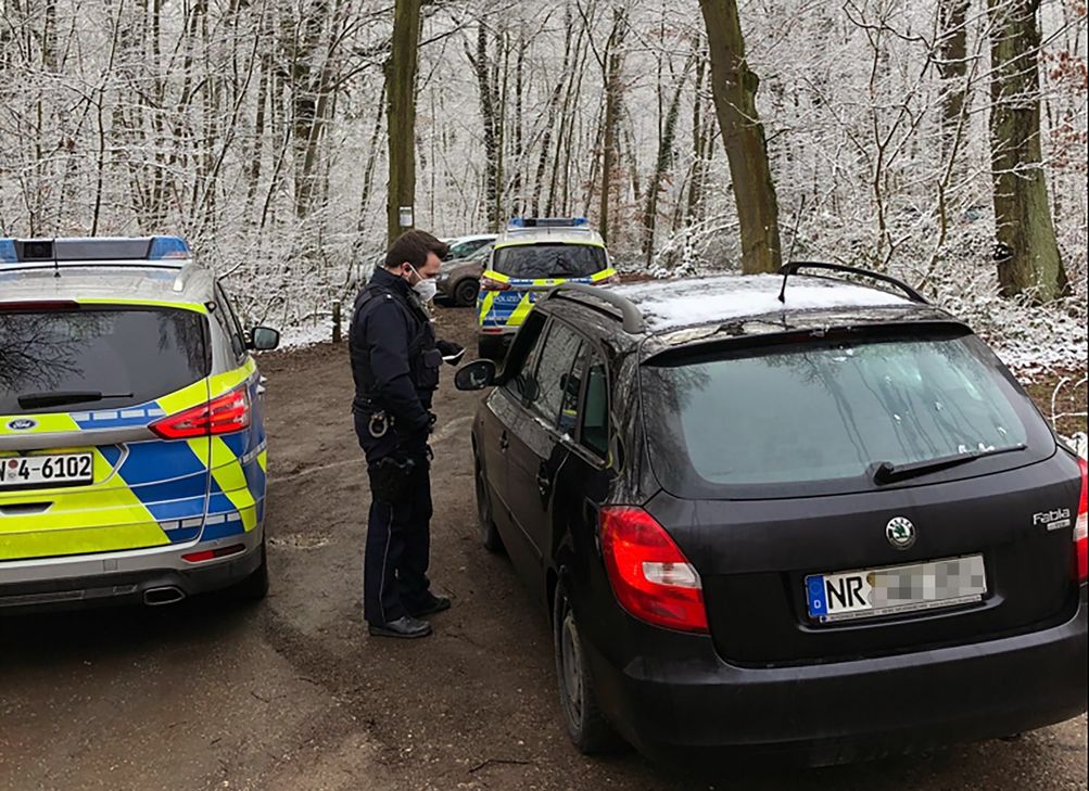 Die Polizei hat am Sonntagmorgen eine illegale Freiluftparty im Billiger Wald aufgelöst, an der in Spitzenzeiten bis zu 200 Personen gleichzeitig teilgenommen haben sollen. Foto: Polizei
