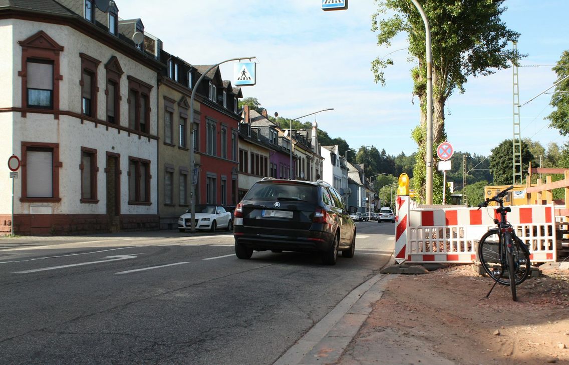 Der Rand der Kölner Straße ist durch eine Baustelle abgesackt. Foto: Presseamt Trier