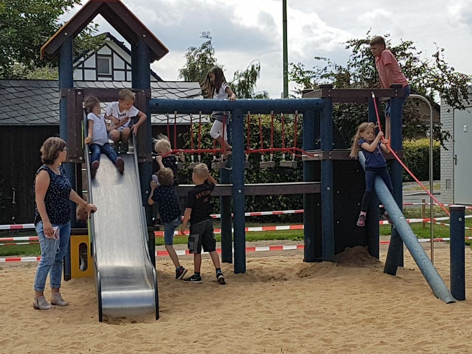 Ein Balken zum Balancieren, eine Wackelbrücke und natürlich eine Brücke zählen zum neuen Klettergerüst auf dem Eicherscheider Spielplatz.