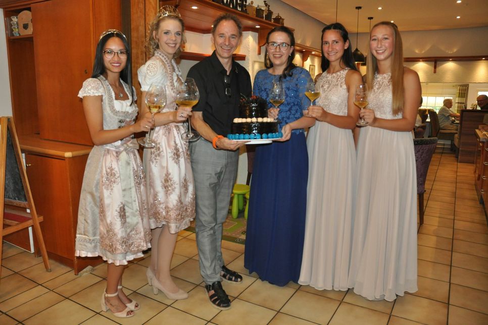Von links: Weinprinzessin Bichi, Weinkönigin Lisa I., Herbert Budweg, die zukünftige Weinkönigin Lisa II. sowie ihre Prinzessinnen Lorena und Gina.
