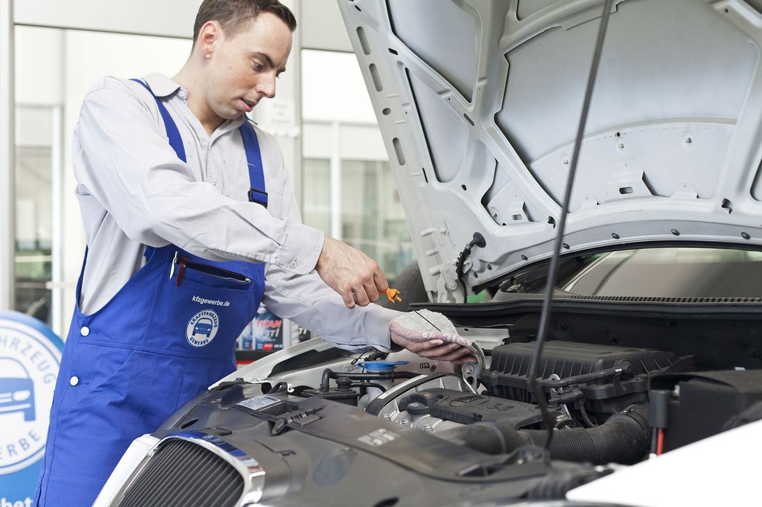 Nach einem professionellen Werkstatt-Check können Autoreisende beruhigt in den Urlaub starten.