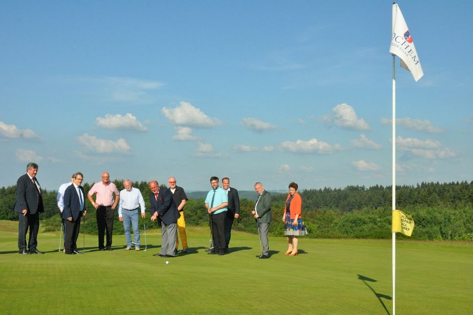 Der "Golfclub Cochem-Mosel" hat rund 200 aktive Mitglieder. Jetzt kamen Gerüchte auf wonach "Roompot" sich vom Golfplatz trennen möchte.  Allerdings wissen davon weder der Präsident des Golfclubs, Manfred Ostermann, noch "Roompot"-Regio-Manager Philip Donders etwas.