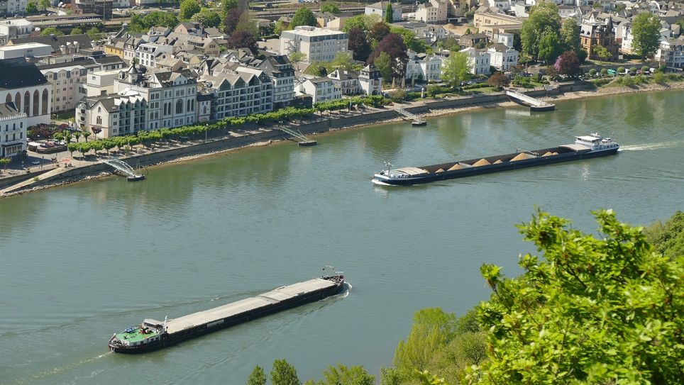 Das Foto zeigt die Rheinallee von Boppard.