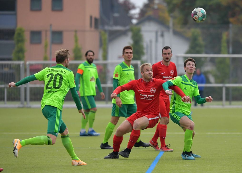 Der Mendiger Kunstrasen soll zeitnah saniert werden.