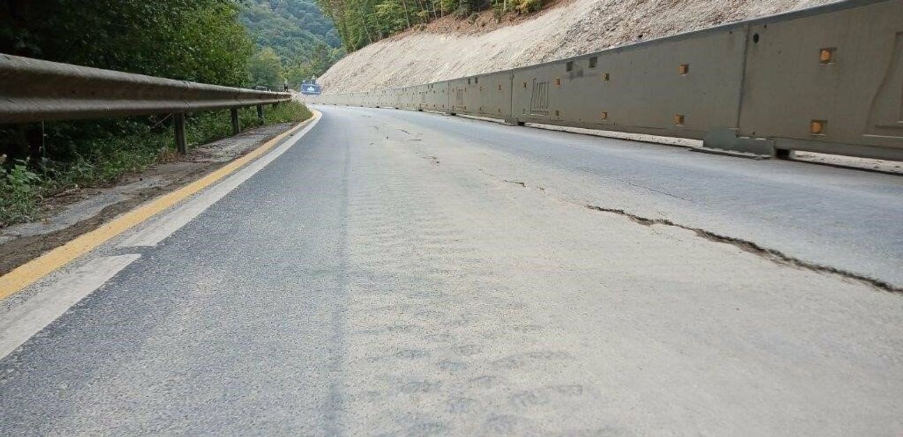 Auf der B 421 wurden weitere Risse und Setzungen festgestellt.