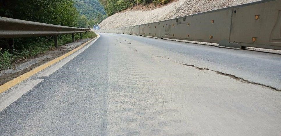 Auf der B 421 wurden weitere Risse und Setzungen festgestellt.