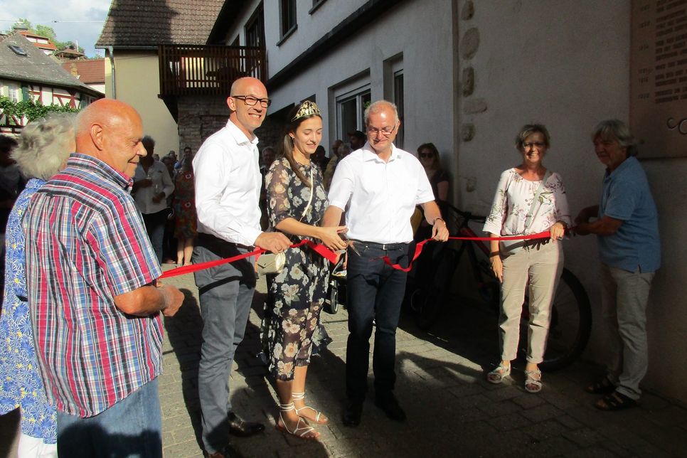 Nach dreijähriger Planung eröffneten VG-Bürgermeister Marc Ullrich, Weinkönigin Alisa Hemb und Bürgermeister Markus Müller den neuen Rundweg.