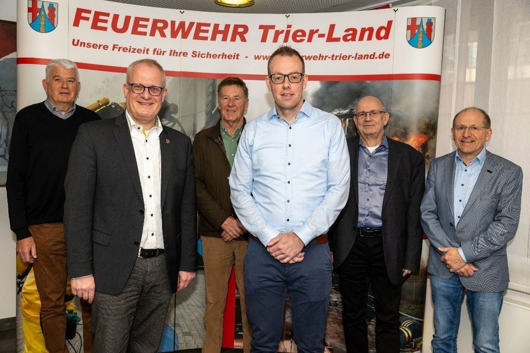 v.l.n.r. Gerhard Schwarz (Beigeordneter), Michael Holstein (Verbandsbürgermeister), Matthias Daleiden (1. Beigeordneter), Max Kraushaar, Dieter Müller (Beigeordneter), Matthias Wagner (Fachbereichsleiter Bürgerdienste/Brand- und Katastrophenschutz)