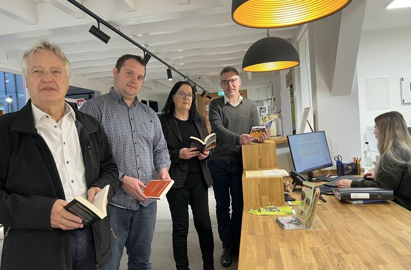 Sie freuen sich auf die 9. Eifeler Buchmesse (v.li.): Jochen Starke, Alexander Mauel, Brigitte Wies und Bürgermeister Norbert Crump.