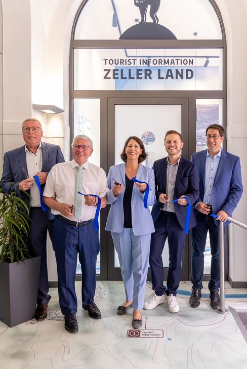 Strahlende Gesichter bei der offiziellen Eröffnung der neuen Tourist Information (v.l.): Bernd Schuwerack, Hans-Peter Döpgen, Daniela Schmitt, Yannick Jaeckert und Jürgen Hoffmann.