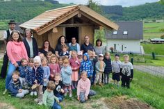 Die Freude an der neuen Holzhütte sieht man Kindern wie Mitarbeitern der Kita-Maarwichtel an.