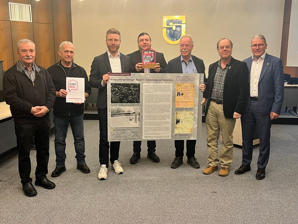 Der Arbeitskreis Dorfgeschichte erinnert mit einer Gedenktafel samt Stele an das Kriegsgefangenenlager am Straucher Dorfplatz.