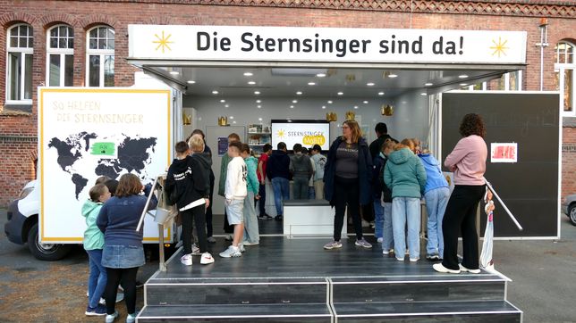 Das Sternsingermobil macht Ende April Station an vier Grundschulen im Landkreis Cochem-Zell und vermittelt Kindern spielerisch Themen wie kulturelle Vielfalt, globale Zusammenhänge und gegenseitigen Respekt.