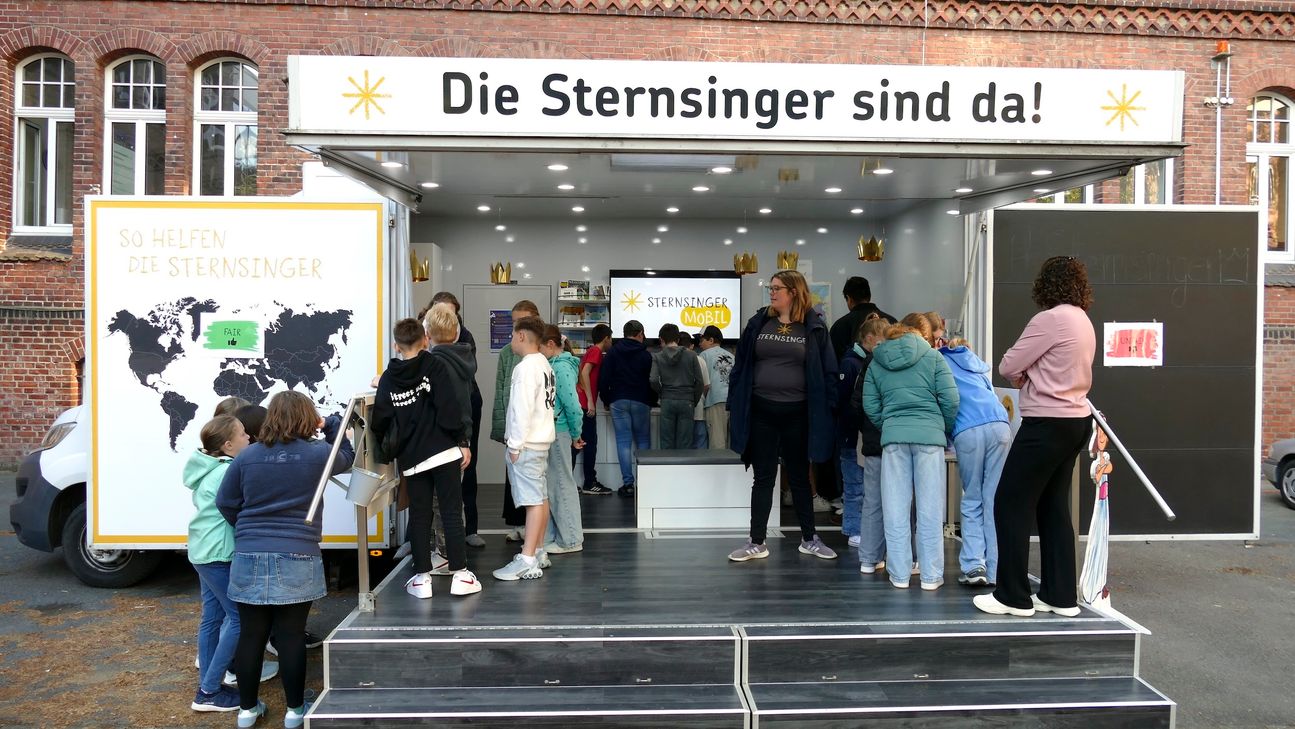 Das Sternsingermobil macht Ende April Station an vier Grundschulen im Landkreis Cochem-Zell und vermittelt Kindern spielerisch Themen wie kulturelle Vielfalt, globale Zusammenhänge und gegenseitigen Respekt.