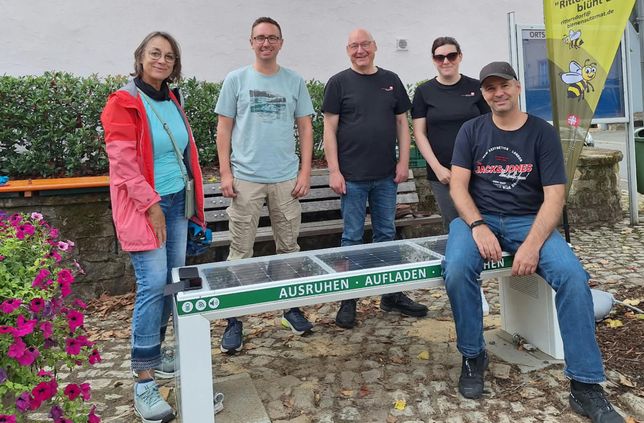 Freuen sich über die neue Solarbank in Rittersdorf: v.l. Renate Stalpes, Michael Heinen, Andreas Flämig, Nina Nachtsheim, Thomas Schrodt.