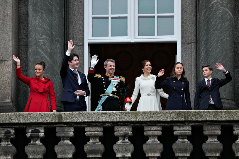 Die dänische Königsfamilie zeigt sich auf dem Balkon des Christianpalastes in Kopenhagen.