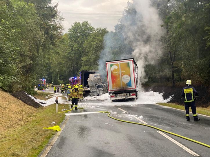 Augrund des schweren Unfalls auf der B 259, der zwei Menschenleben opferte, bleibt die Straße ncoh für mehrere Stunden gesperrt.