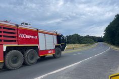 Augrund des schweren Unfalls auf der B 259, der zwei Menschenleben opferte, bleibt die Straße ncoh für mehrere Stunden gesperrt.