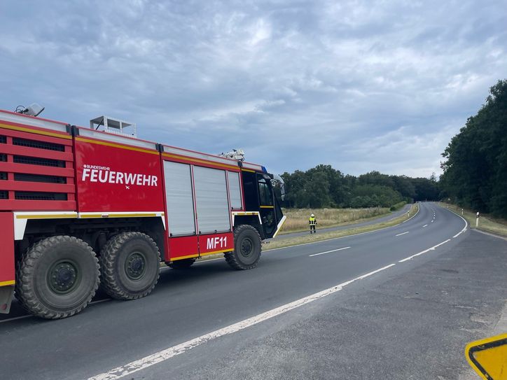 Nach ersten Erkenntnissen sind zwei LKW zusammengestoßen und anschließend in Brand geraten.