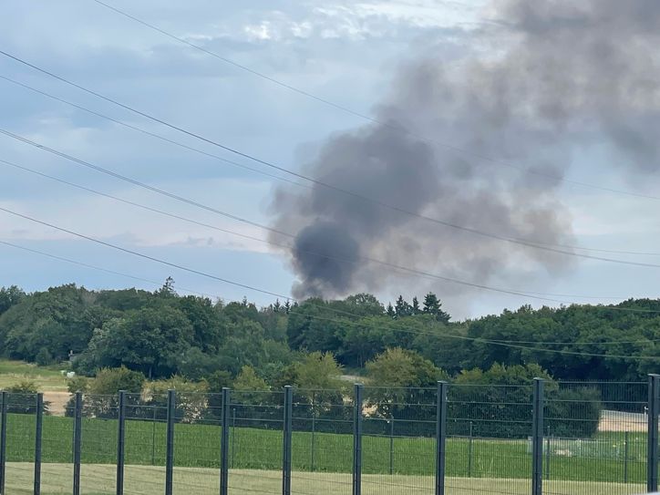 Bei einem schweren Unfall sind zwei LKW zusammemgestoßen in anschließend in Brand geraten.
