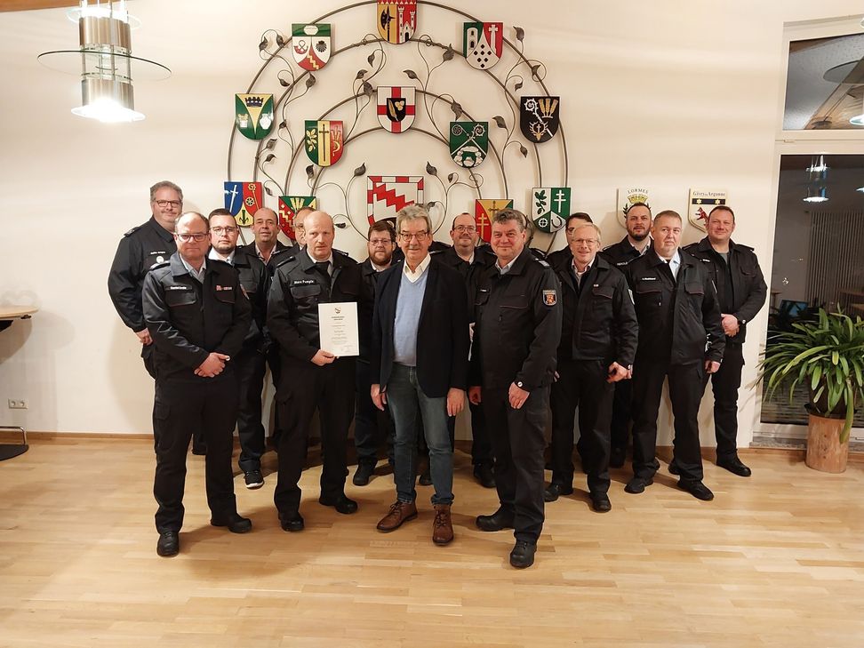 Marc Pumple (Mitte) wurde einstimmig für weitere zehn Jahre als stellvertretender Wehrleiter der Verbandsgemeinde Ulmen wiedergewählt.