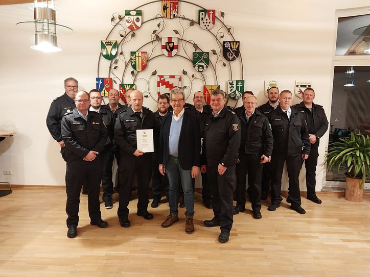 Marc Pumple (Mitte) wurde einstimmig für weitere zehn Jahre als stellvertretender Wehrleiter der Verbandsgemeinde Ulmen wiedergewählt.