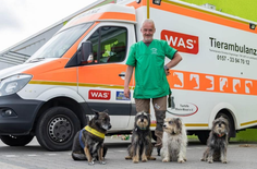 Christian Ergenzinger mit seinen Hunden und der mobilen Tierambulanz. Nun braucht der 57-Jährige selbst dringend Hilfe.