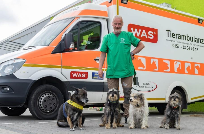 Christian Ergenzinger mit seinen Hunden und der mobilen Tierambulanz. Nun braucht der 57-Jährige selbst dringend Hilfe.