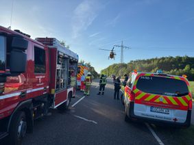 Der verletzte Fahrer wurde mit dem Rettungshubschrauber ins Krankenhaus geflogen