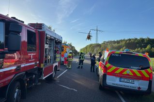 Der verletzte Fahrer wurde mit dem Rettungshubschrauber ins Krankenhaus geflogen