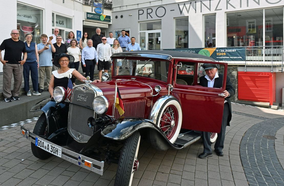 Das Gruppenbild zeigt die Planungsgruppe sowie Vertreter der Stadt als Co-Veranstalter vor dem Pro-Winzkino in Simmern. Norbert und Karin Jäkle aus Dickenschied fuhren zur Pressekonferenz stilecht mit ihrem Ford Modell A vor und sorgten damit für die optische Reminiszenz an die "Goldenen Zwanziger".