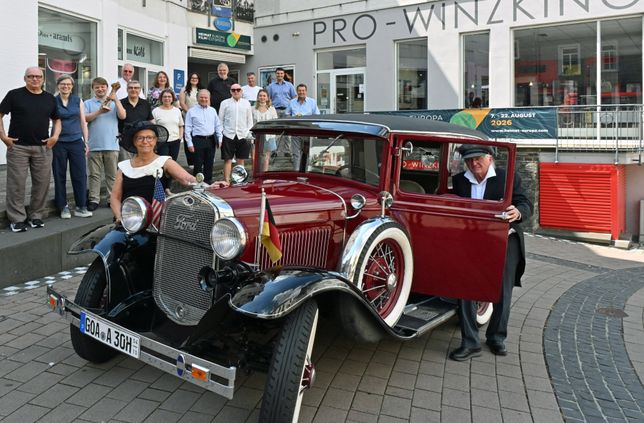 Das Gruppenbild zeigt die Planungsgruppe sowie Vertreter der Stadt als Co-Veranstalter vor dem Pro-Winzkino in Simmern. Norbert und Karin Jäkle aus Dickenschied fuhren zur Pressekonferenz stilecht mit ihrem Ford Modell A vor und sorgten damit für die optische Reminiszenz an die "Goldenen Zwanziger".