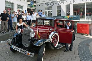 Das Gruppenbild zeigt die Planungsgruppe sowie Vertreter der Stadt als Co-Veranstalter vor dem Pro-Winzkino in Simmern. Norbert und Karin Jäkle aus Dickenschied fuhren zur Pressekonferenz stilecht mit ihrem Ford Modell A vor und sorgten damit für die optische Reminiszenz an die "Goldenen Zwanziger".