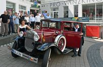 Das Gruppenbild zeigt die Planungsgruppe sowie Vertreter der Stadt als Co-Veranstalter vor dem Pro-Winzkino in Simmern. Norbert und Karin Jäkle aus Dickenschied fuhren zur Pressekonferenz stilecht mit ihrem Ford Modell A vor und sorgten damit für die optische Reminiszenz an die "Goldenen Zwanziger".